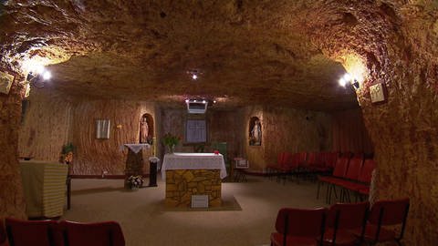 Provisorischer Kirchenraum in einer Höhle.