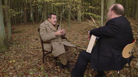 Günter Grass und Dennis Scheck auf Stühlen im Wald. (Foto: SWR – Screenshot aus der Sendung)