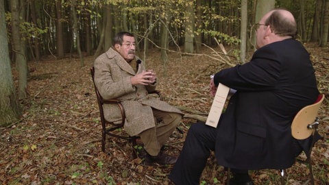 Günter Grass und Dennis Scheck auf Stühlen im Wald. (Foto: SWR – Screenshot aus der Sendung)