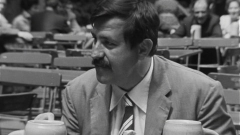 Günter Grass beim Interview in einem Biergarten.