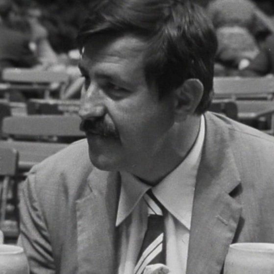 Günter Grass beim Interview in einem Biergarten.