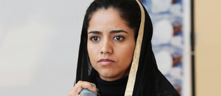 Rapperin und Aktivistin Sonita Alizadeh mit Mikrofon in der Hand