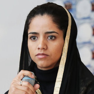 Rapperin und Aktivistin Sonita Alizadeh mit Mikrofon in der Hand