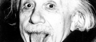 Albert Einstein streckt die Zunge heraus