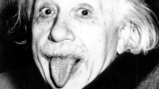 Albert Einstein streckt die Zunge heraus
