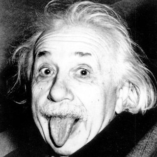 Albert Einstein streckt die Zunge heraus