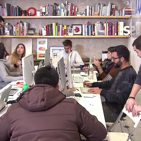 Mitglieder der Gruppe Boa Mistura um einen Arbeitstisch mit Laptops. (Foto: SWR - Screenshot aus der Sendung)