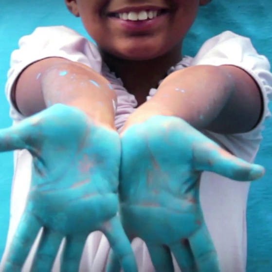 Mädchen vor blauer Wand, hat blaue Farbe an den Händen. (Foto: SWR - Screenshot aus der Sendung)