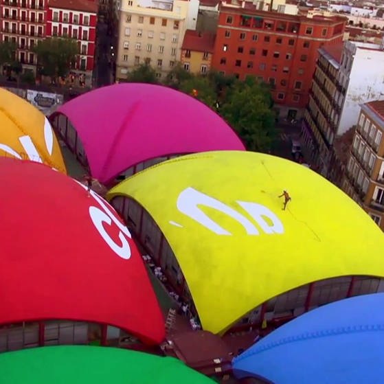 Farbige Dächer der Madrider Markthallen. (Foto: SWR - Screenshot aus der Sendung)