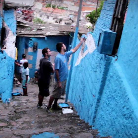 Männer und Frauen malen Hauswände blau an. (Foto: SWR - Screenshot aus der Sendung)