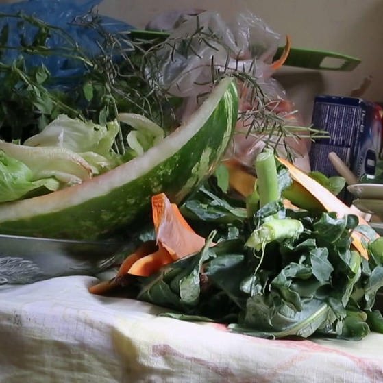 Gemüse- und Obstabfälle auf einem Tisch.