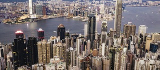 Big cities - Metropolen der Welt: Hier die Skyline von der chinesischen Stadt Hongkong mit vielen Hochhäusern am Fluss.