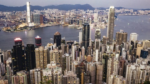 Big cities - Metropolen der Welt: Hier die Skyline von der chinesischen Stadt Hongkong mit vielen Hochhäusern am Fluss.