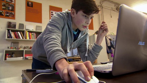 Junge an Computer.