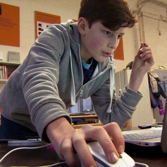 Junge an Computer.