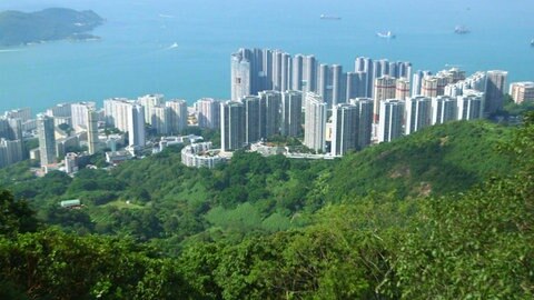 Vogelperspektive auf eine Stadt am Meer mit vielen Hochhäusern