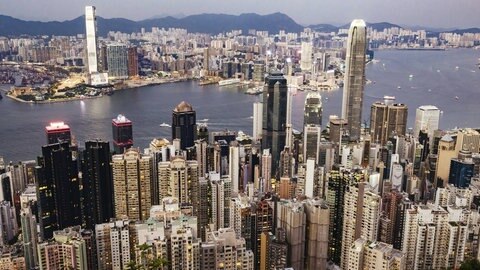 Big cities - Metropolen der Welt: Hier die Skyline von der chinesischen Stadt Hongkong mit vielen Hochhäusern am Fluss.