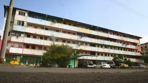 Einfacher vierstöckiger Wohnblock.