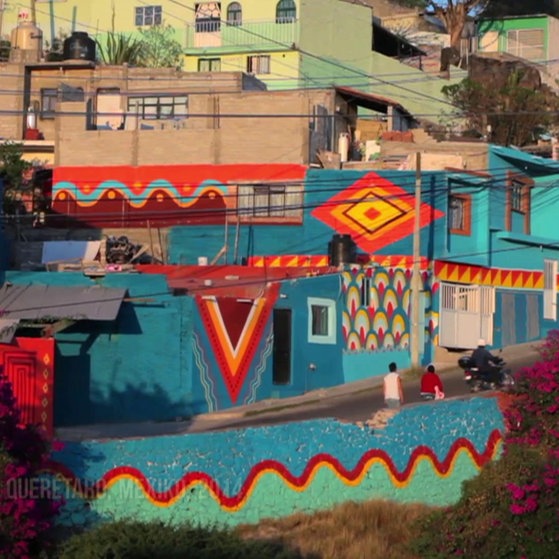 Häuser an einem Berghang sind bunt bemalt.