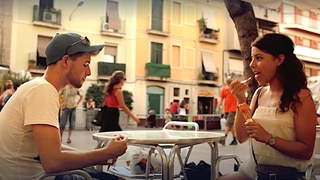 Zwei Jugendliche essen Eis zusammen