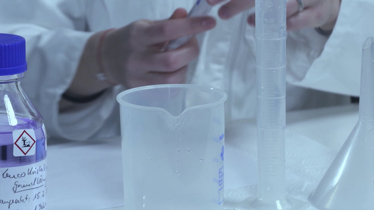 Im Chemie-Labor (Foto: SWR – Screenshot aus dem Film)