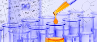  Ein Experiment im Chemielabor mit einer gelben Flüssigkeit in Reagenzgläsern