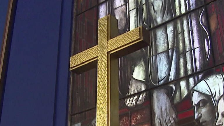 goldenes Kreuz in einer Kirche (Foto: SWR – Screenshot aus der Sendung)