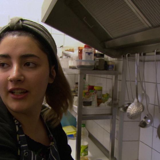 Alyn in der Küche des Petershofs.