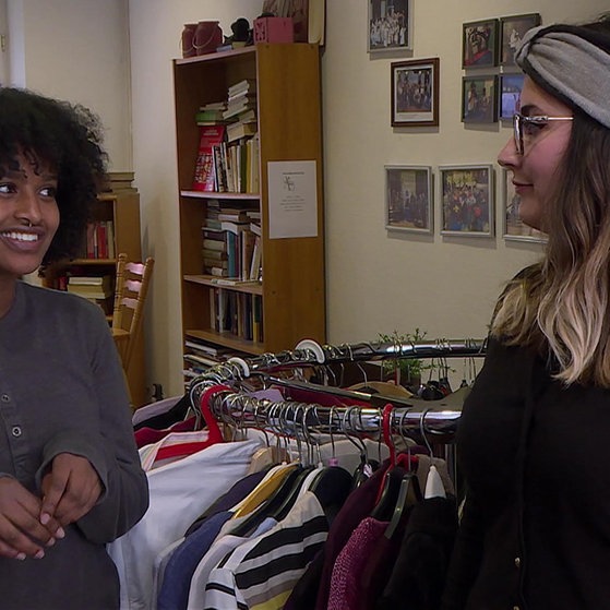 Tezebit und Alyn im Petershof im Gespräch.