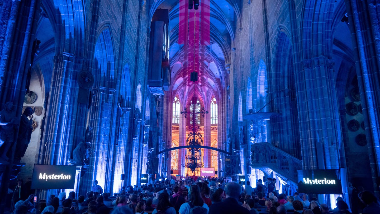 Bunt beleutete Kirche in Nürnberg auf dem Kirchentag: Welche Rolle spielt das Christentum in Deutschland? (Foto: IMAGO, IMAGO / epd)