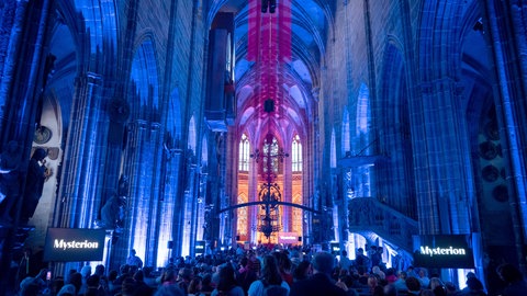 Bunt beleutete Kirche in Nürnberg auf dem Kirchentag: Welche Rolle spielt das Christentum in Deutschland?