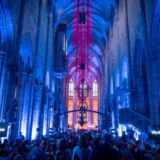 Bunt beleutete Kirche in Nürnberg auf dem Kirchentag: Welche Rolle spielt das Christentum in Deutschland?