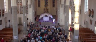 halb gefüllte Kirche von oben fotografiert