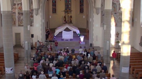 halb gefüllte Kirche von oben fotografiert