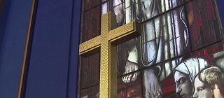 goldenes Kreuz in einer Kirche