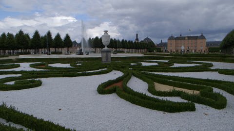 Schwetzinger Schlossgarten mit Schloss. (Foto: SWR/WDR – Screenshot aus der Sendung)
