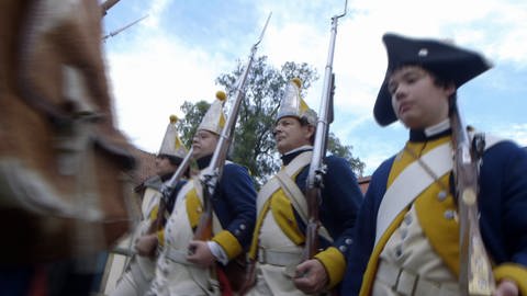 Männer in historischen Uniformen. (Foto: SWR/WDR – Screenshot aus der Sendung)