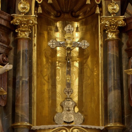 Ein geschmücktes Kreuz in einer mit Gold ausgeschmückten Kirchenwand (Foto: SWR - Screenshot aus der Sendung)