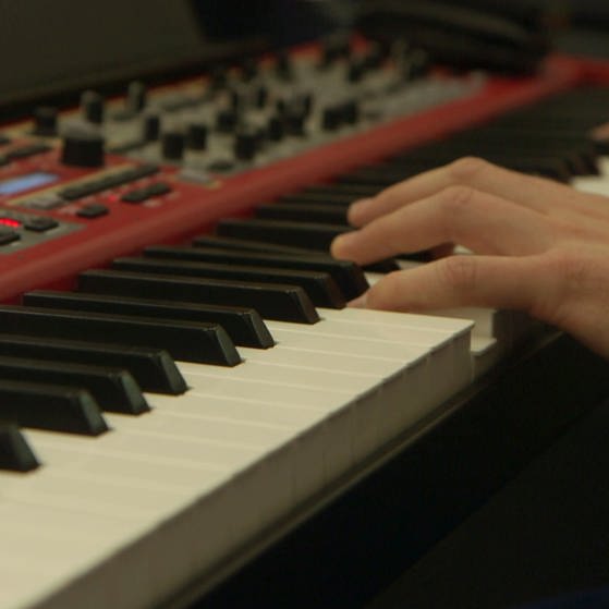 Nahaufnahme von zwei Händen am Klavier. (Foto: SWR - Screenshot aus der Sendung)