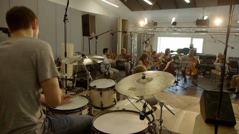 Musiker im Probenraum. (Foto: SWR/WDR – Screenshot aus der Sendung)