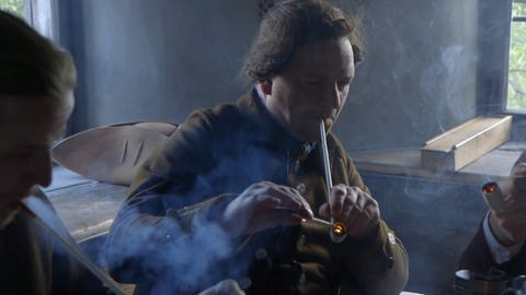 Männer rauchen. (Foto: SWR/WDR – Screenshot aus der Sendung)