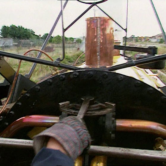 Archivbild: Mann bedient eine Dampfmaschine (Foto: SWR - Screenshot aus der Sendung)