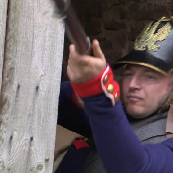 Preußischer Soldat zielt mit Gewehr auf Feinde (Foto: SWR - Screenshot aus der Sendung)