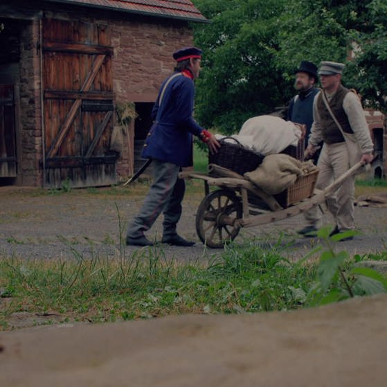 Preußischer Polizist kontrolliert Bauern mit Schubkarre am Zollposten (Foto: SWR - Screenshot aus der Sendung)