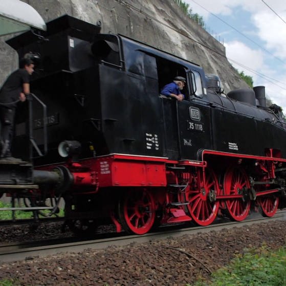 Alte Dampflokomotive fährt die Strecke an der Geislinger Steige (Foto: SWR - Screenshot aus der Sendung)