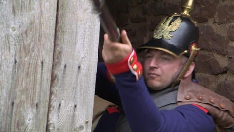 Preußischer Soldat zielt mit Gewehr auf Feinde
