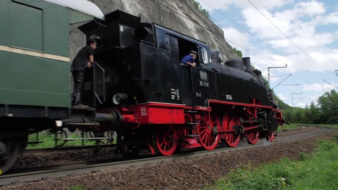 Alte Dampflokomotive fährt die Strecke an der Geislinger Steige