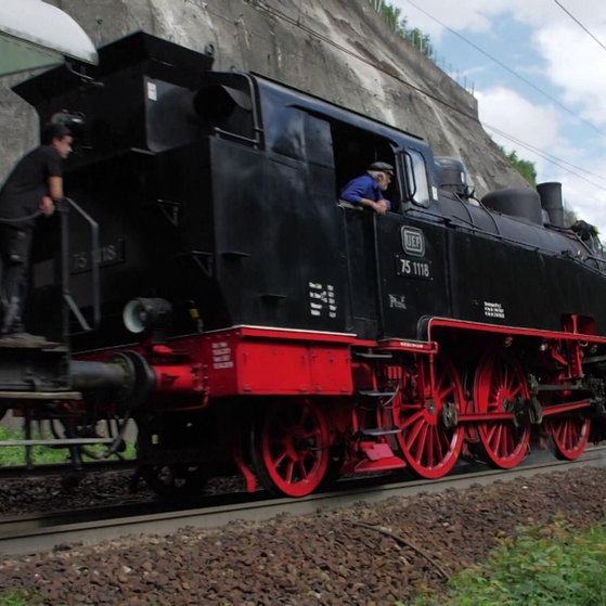 Alte Dampflokomotive fährt die Strecke an der Geislinger Steige