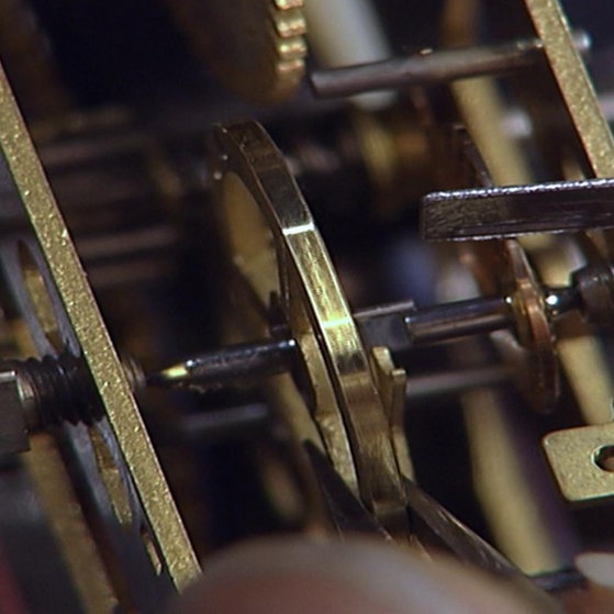 Ein Rädchen für das Uhrwerk wird gestanzt