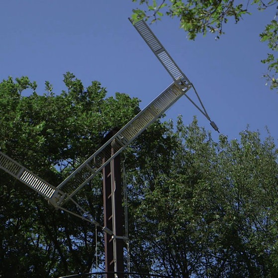 Auf einem gemauerten Turm steht ein Optischer Telegraph in der Landschaft